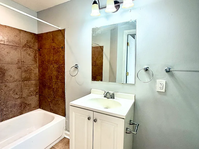 414 N Bradford St — Photo 9