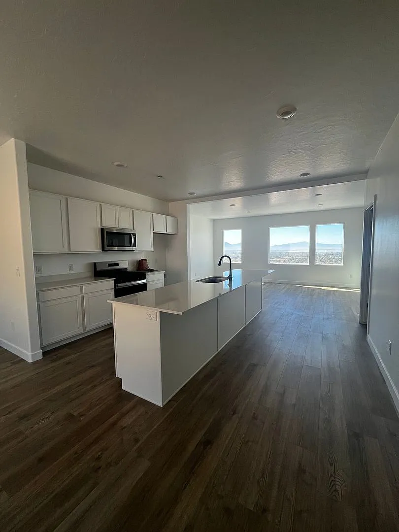 Brand New Home with a Gorgeous View — Photo 2