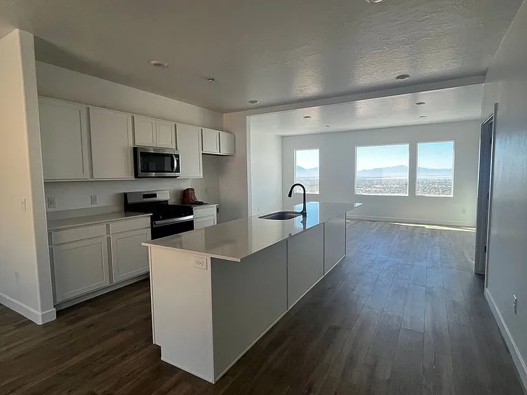 403 E Levengrove Dr — Photo 2