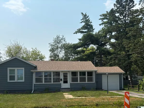 6 Lincoln St, Harvard, IL 60033