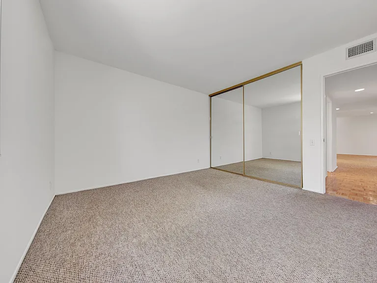 5301 Balboa Blvd #M8 — Photo 15