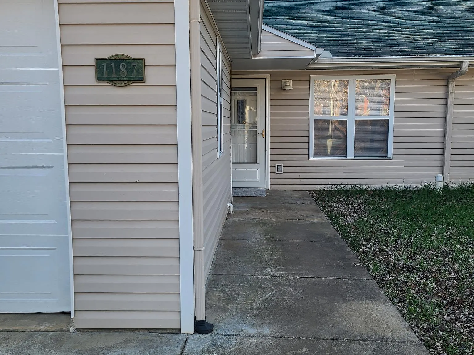 2 bed, 940 sqft, $1,300 — Photo 3