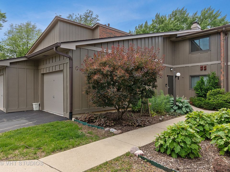 1st image of 29W390 Emerald Green Dr #33