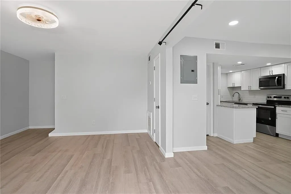 2 bed, 1.5 bath, 1120 sqft, $1,700 — Photo 4