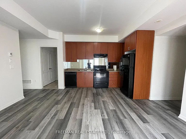 3135 Boxford Cres #16 — Photo 2