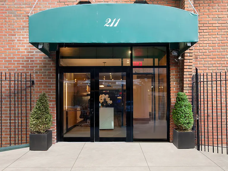 211 Thompson St #PHH — Photo 11