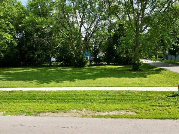 707 S 1st St, Louisburg, KS 66053