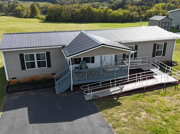 671 Towers Dr, Dandridge, TN 37725