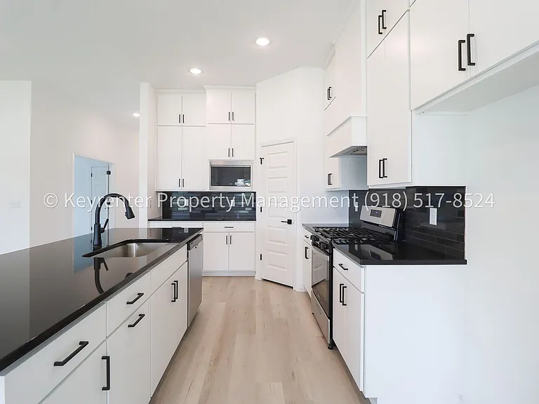2908 S Redwood Ave — Photo 9