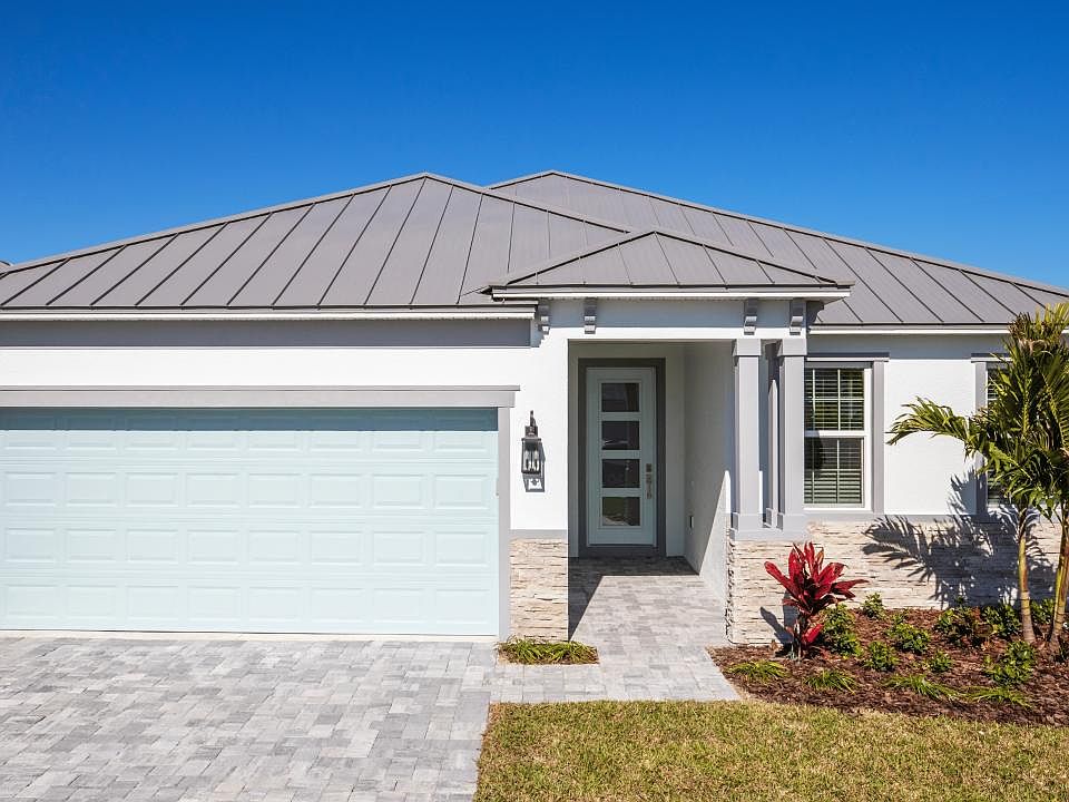 Exclusive single-family homes just 800 from the beach.