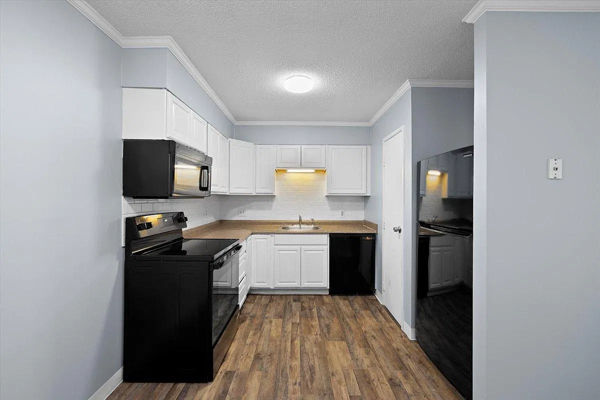2 bed, 895 sqft, $2,400 — Photo 4