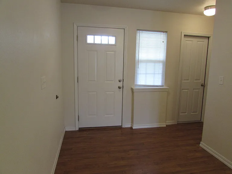 126 Andrews Dr — Photo 2