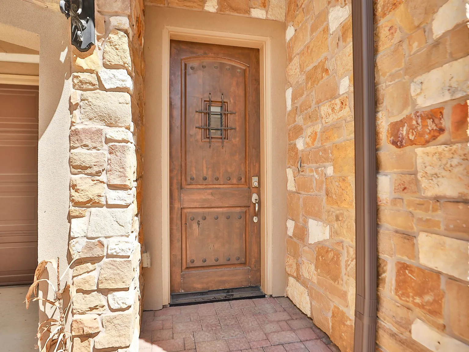 3 bed, 2416 sqft, $3,300 — Photo 4