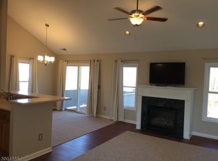 103 Bourne Cir #802, Hamburg, NJ 07419