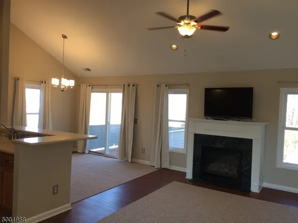 103 Bourne Cir #802, Hamburg, NJ 07419