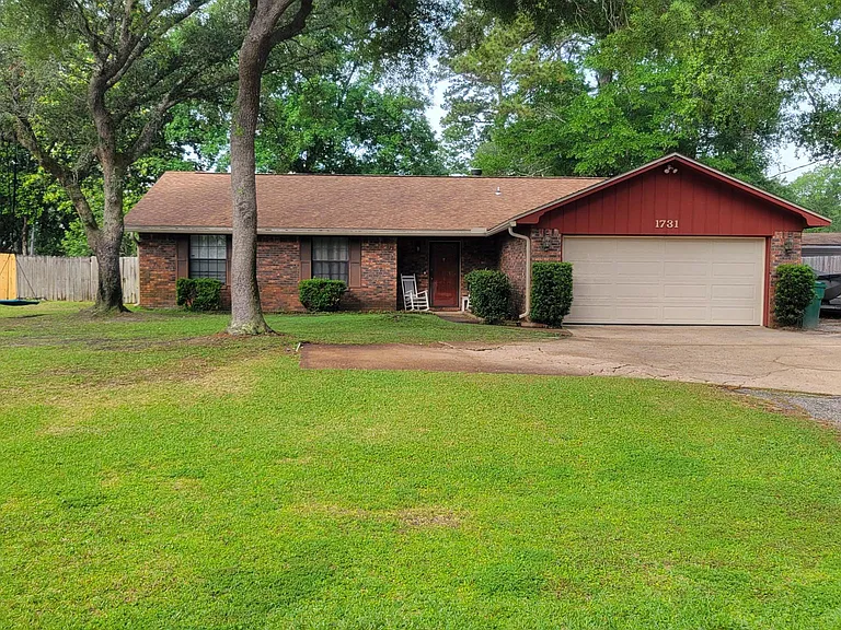 1731 Bayshore Dr — Photo 2
