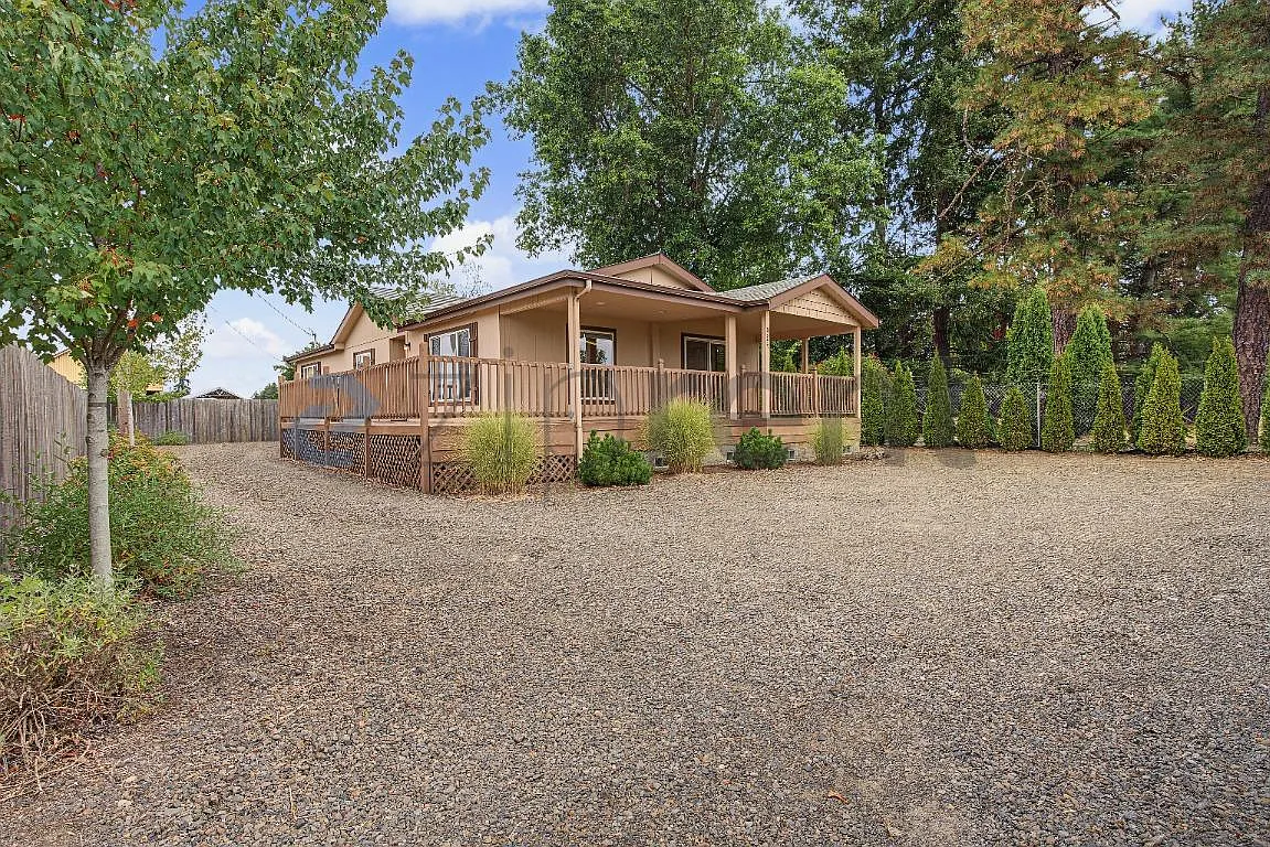 3 bed, 1300 sqft, $2,400 — Photo 2
