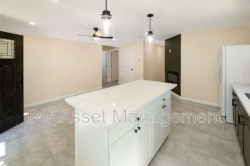 3 bed, 2.0 bath, 1000 sqft, $3,150 — Photo 3