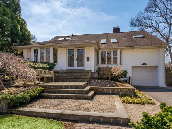 11 Oakwood Street, Jericho, NY 11753