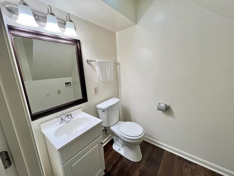 Mayfair Apartments — Photo 29