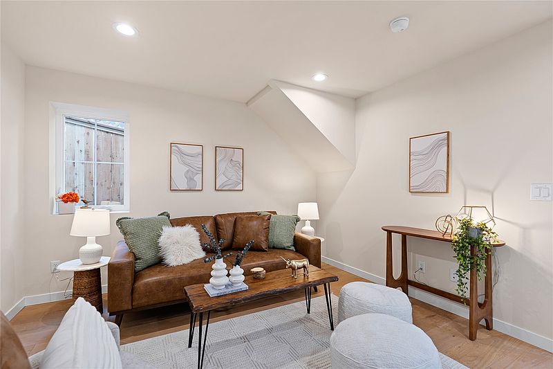 5th image of 5440 B 21st Avenue SW