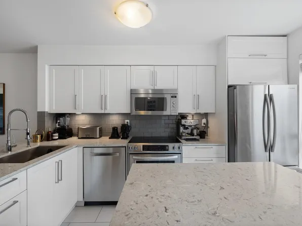 2688 Watson St #306, Vancouver, BC V5T 4T6