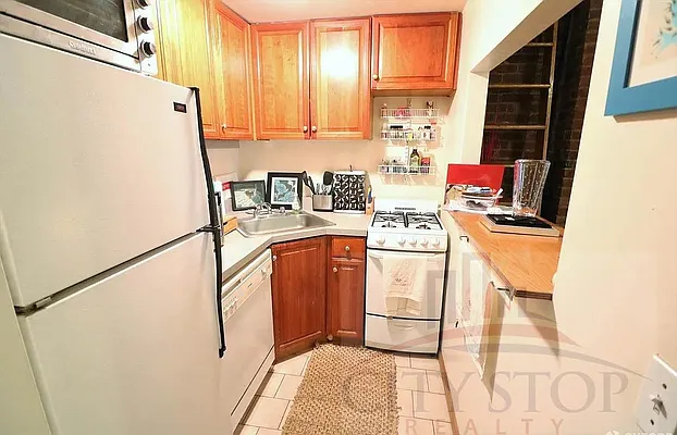 Rented by City Stop Realty | media 7