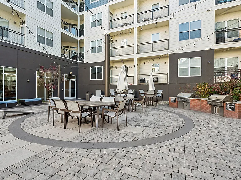 909 Flats — Photo 31