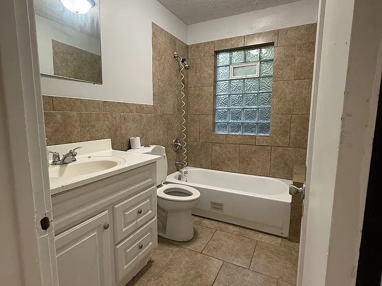 480 Houston Ave — Photo 9