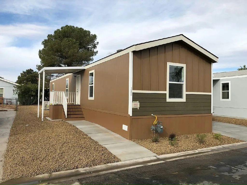 3 bed, 2.0 bath, 1056 sqft, $1,672 — Photo 1