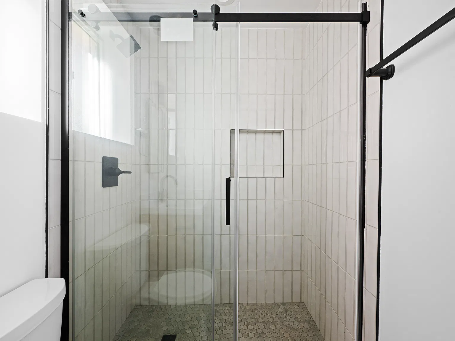 1 bed, 404 sqft, $2,595 — Photo 3