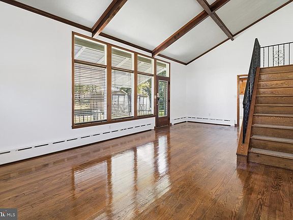 2nd image of 425 Oak Ave