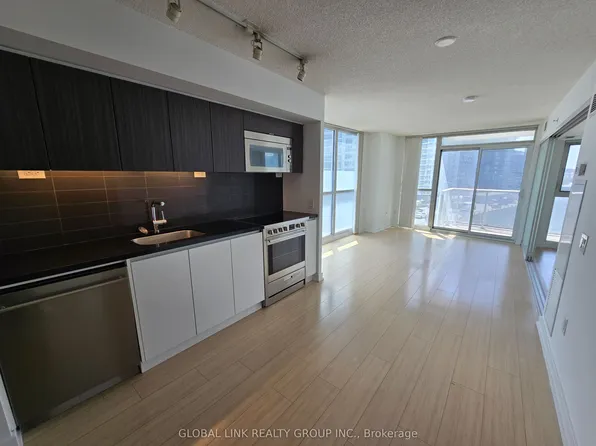 75 Queens Wharf Rd #808, Toronto, ON M5V 0J8