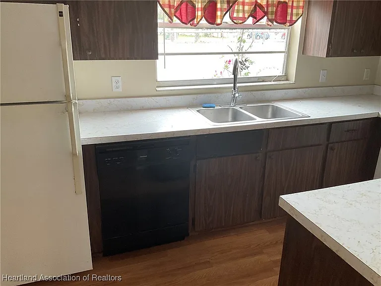 1015 Lakeview Dr — Photo 8