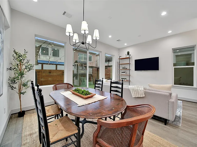 1205 E 28th St — Photo 11