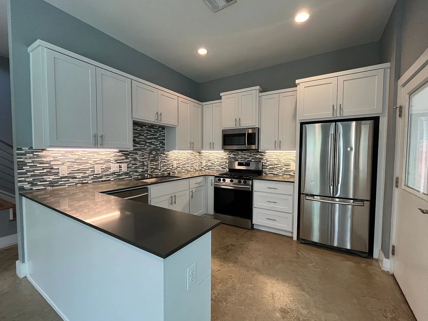 1005 Valdez Street — Photo 4