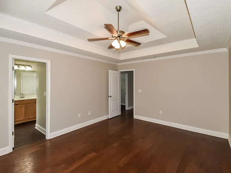 709 Williamsburg Ct — Photo 11