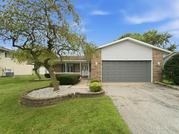 3695 Kingsway Dr, Crown Point, IN 46307