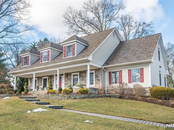 717 Birchwood Dr, Wyckoff, NJ 07481
