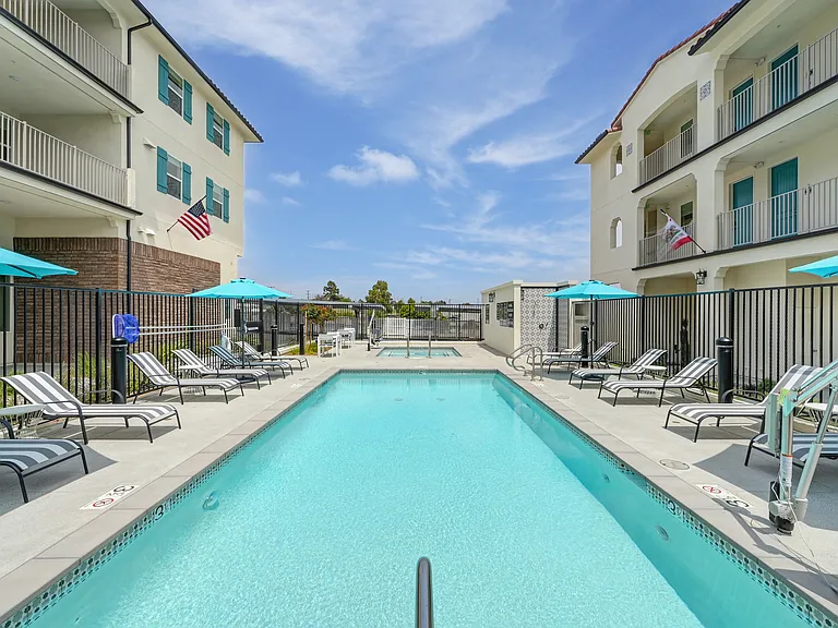 The Commodore Apartments — Photo 17