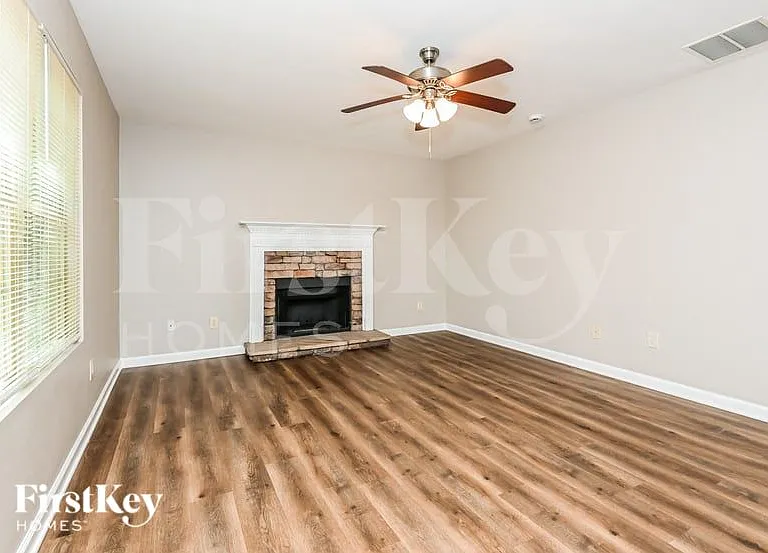 380 Pine Tree Dr — Photo 2