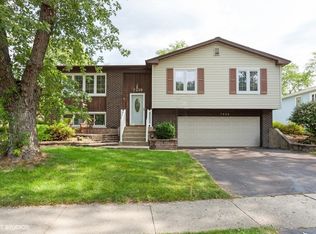 7939 Westview Ln, Woodridge, IL 60517