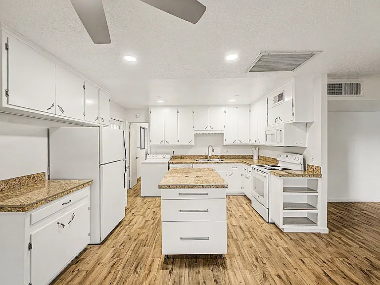 8436 E Cambridge Ave — Photo 16