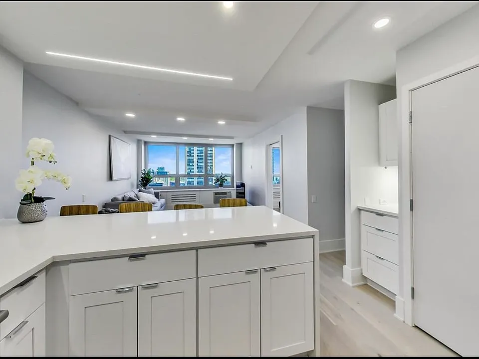 88 W Schiller St #1407L
