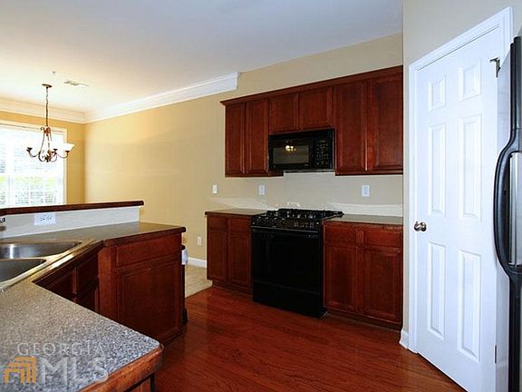 5th image of 696 Surrey Park Pl