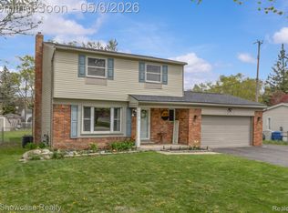 2922 Airport Rd, Waterford, MI 48329