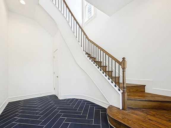 4th image of 2316 Park St