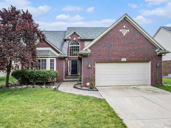 724 Pinecreek Dr, Fenton, MI 48430