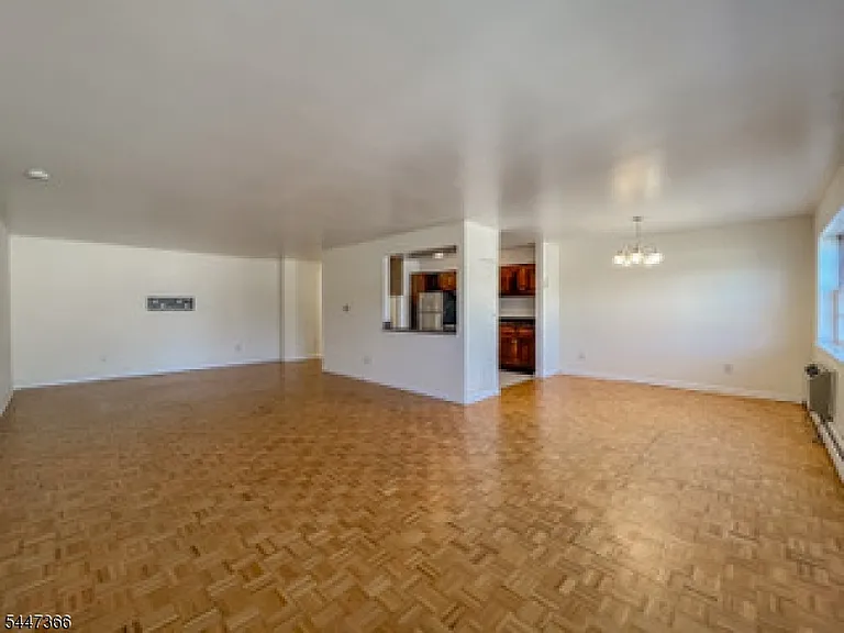 135 S Maple Ave — Photo 2