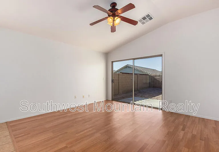 1140 W Oak Tree Ln — Photo 11